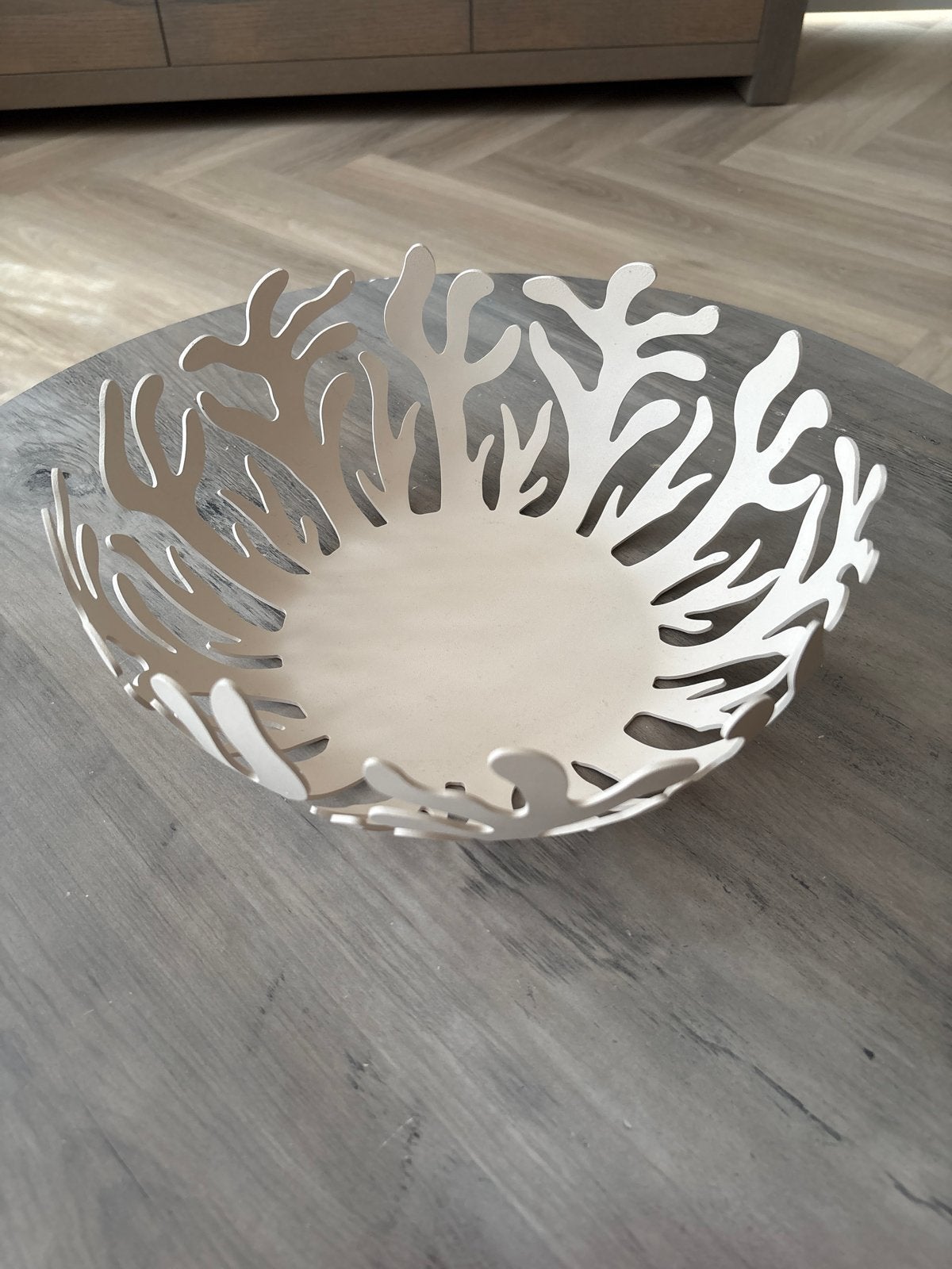 Alessi Coral decoratieve ecru van metaal schaal 28cm., Ophalen, Overige materialen, Schaal, Rond