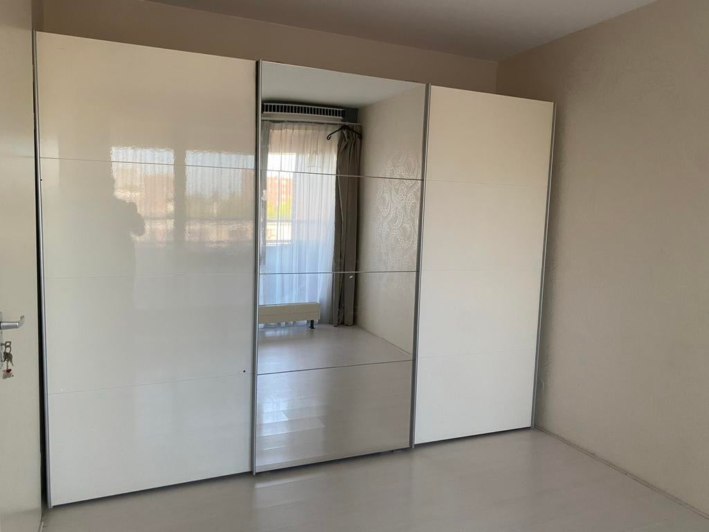Ruime witte schuifdeur kledingkast met spiegel, Huis en Inrichting, Kasten | Kledingkasten, Ophalen, Gebruikt, 200 cm of meer