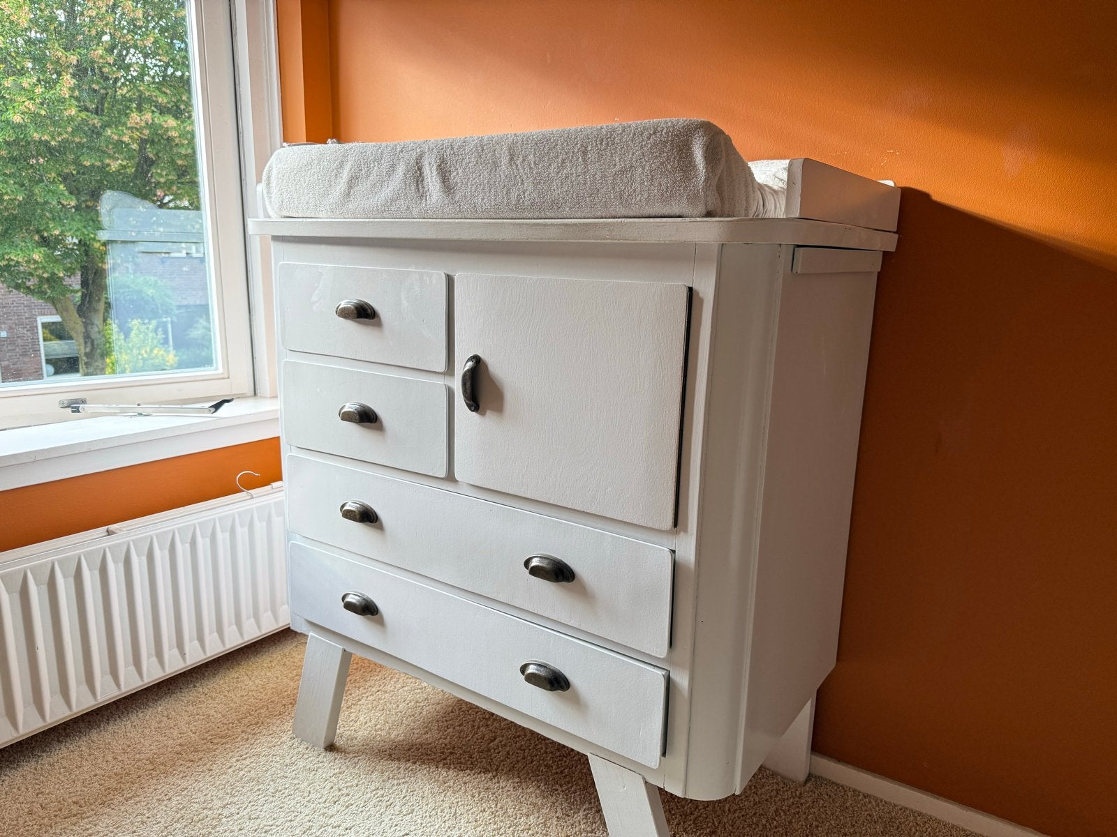 Witte vintage commode met lades en kastje