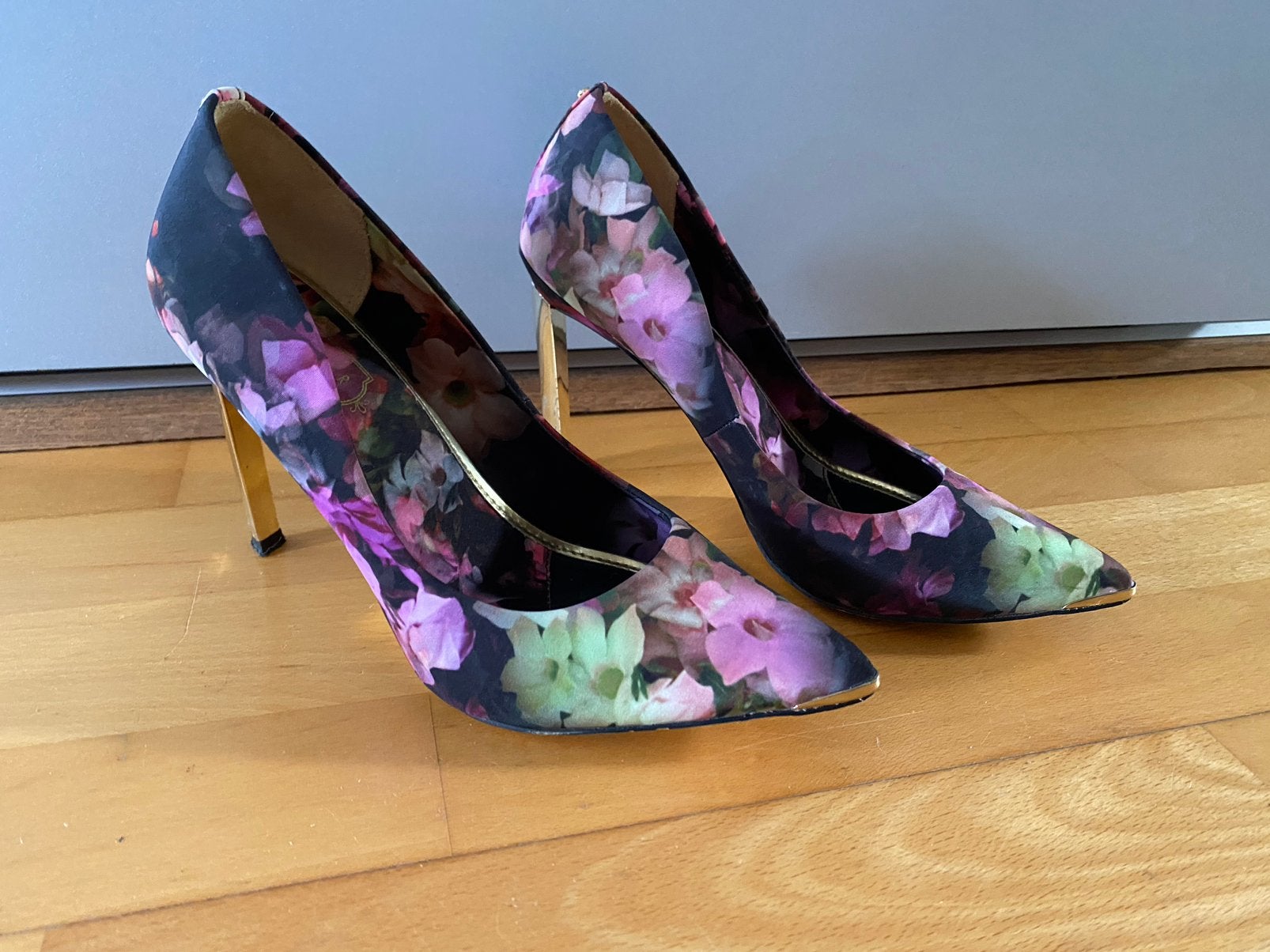 Ted baker vrolijke pumps 37, gouden hakjes., Kleding | Dames, Pumps, Overige kleuren, Ophalen of Verzenden, Zo goed als nieuw