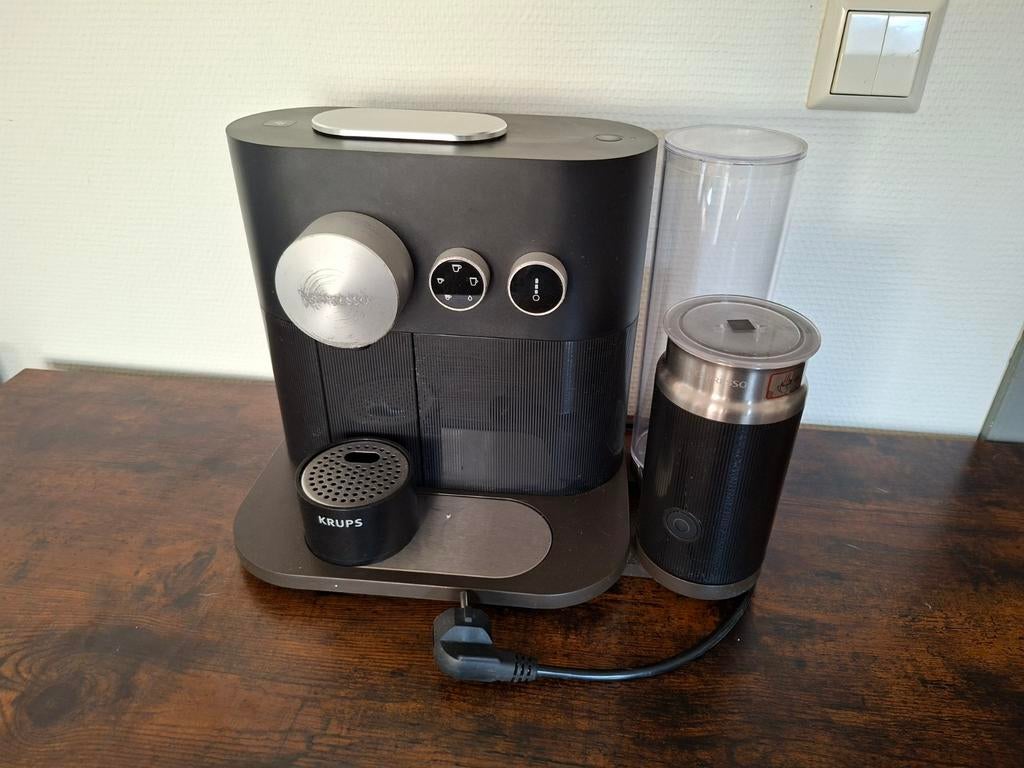 Krups Nespresso Expert & Milk (XN601) (Lekt), Witgoed en Apparatuur, Ophalen, Gebruikt, Espresso apparaat, Koffiepads en cups