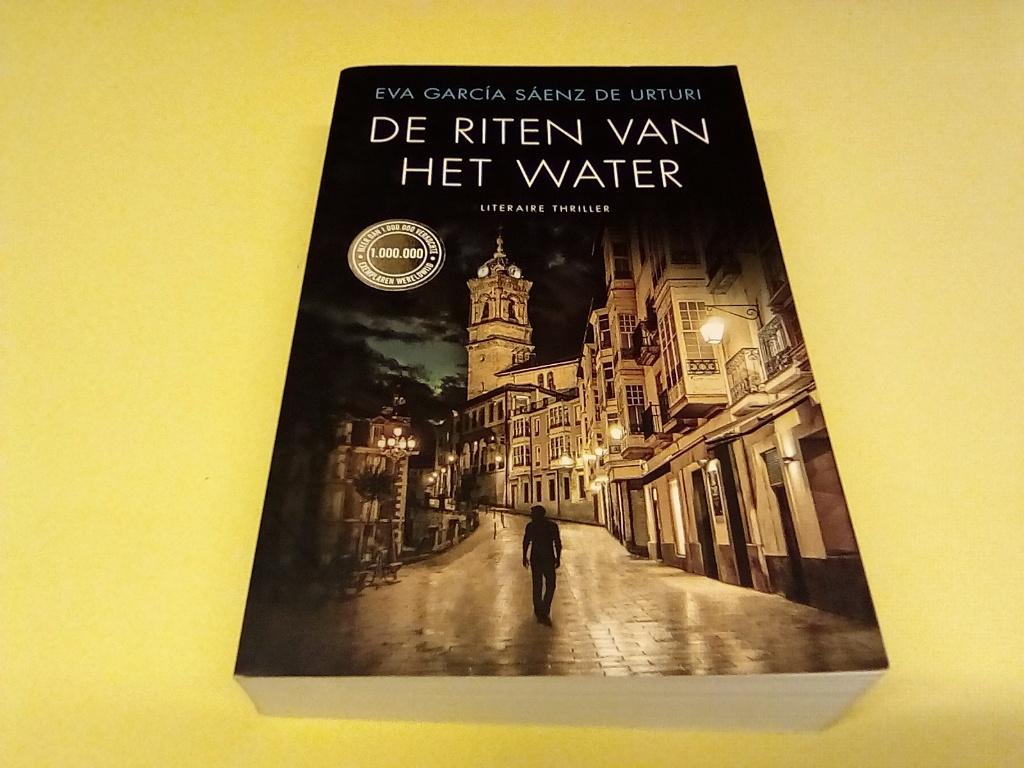 eva carcia saenz de urturi /// de riten van het water ///, Boeken, Ophalen of Verzenden, Zo goed als nieuw, Eva García Sáenz de Urturi