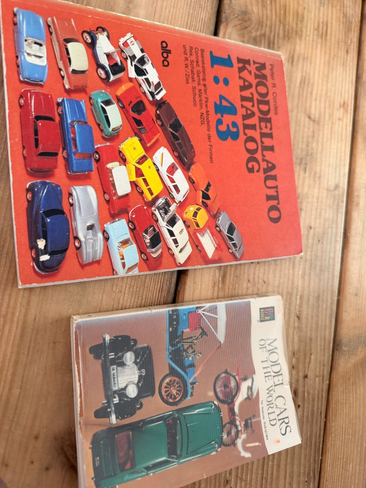 2x Modelautoboeken: Modellauto Katalog 1:43 & Model Cars, Ophalen of Verzenden, Gelezen, Algemeen