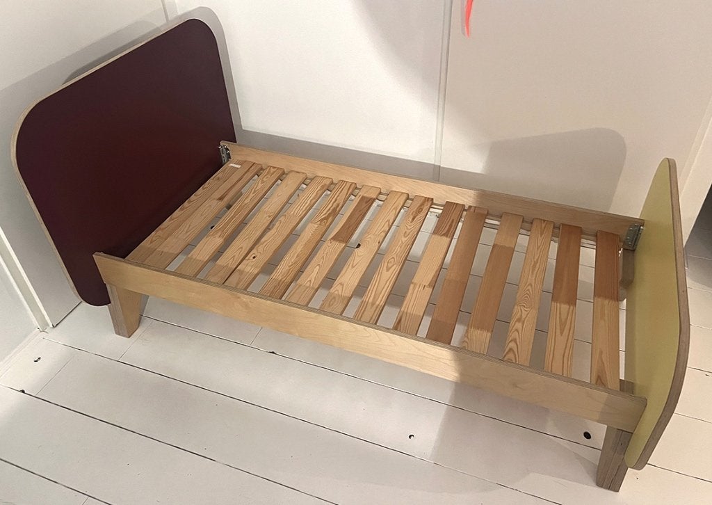 Kinderbed met lattenbodem - Geel/Paars, Ophalen, Gebruikt, 70 tot 85 cm, Lattenbodem