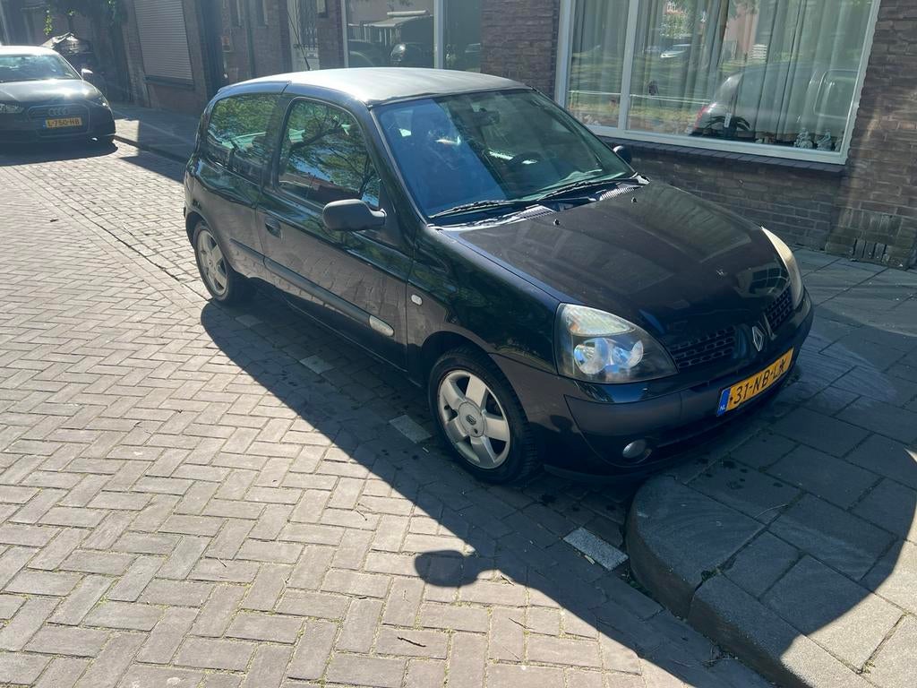 Renault Clio 1.6 16V Dynbas E4 2003 Zwart, Auto's, Renault, Voorwielaandrijving, 535 kg, 40 €/maand, 4 cilinders