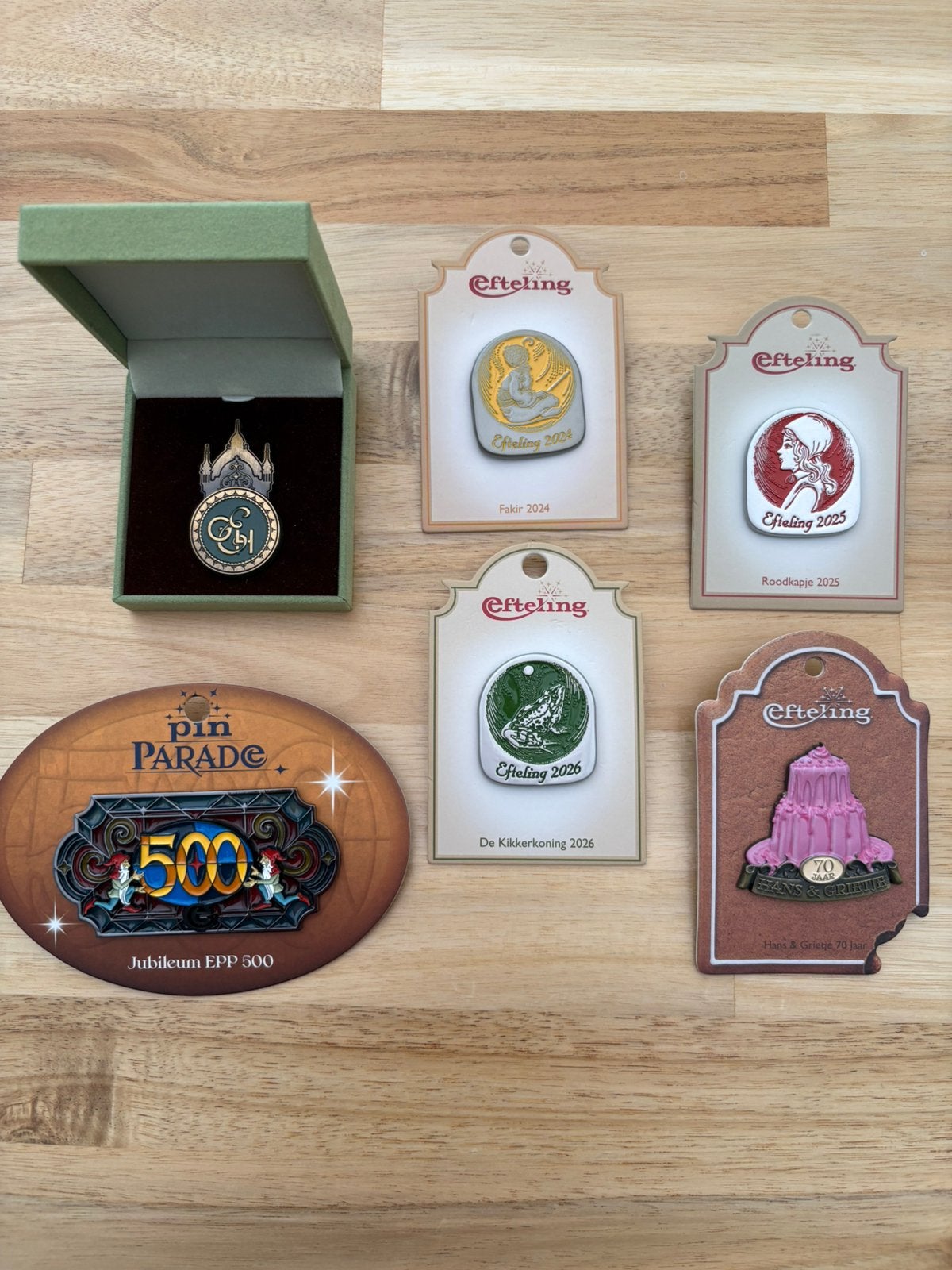 Startset Efteling pins Fakir Roodkapje Kikkerkoning Jubileum, Verzamelen, Efteling, Zo goed als nieuw, Button of Speldje, Ophalen of Verzenden
