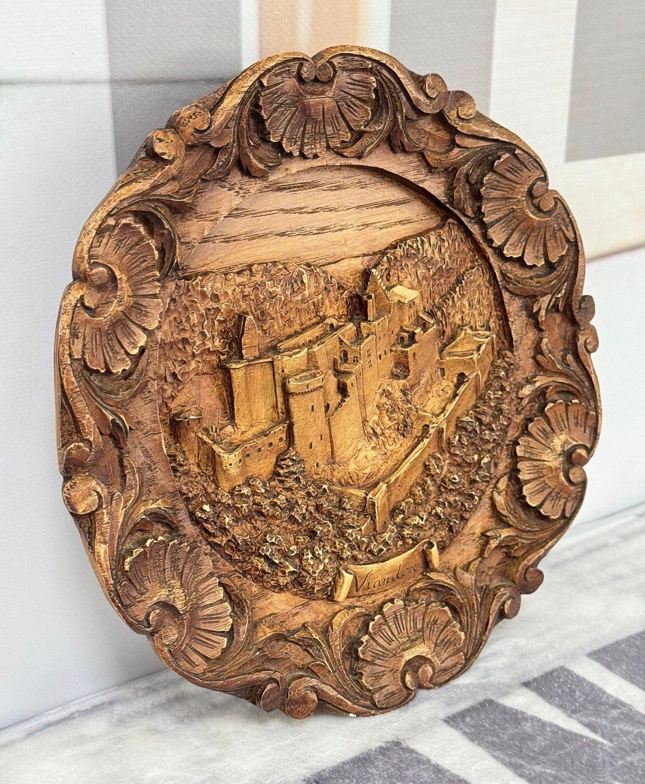 Vintage gesneden houten muurplaat plaquette Vianden kunst, Ophalen of Verzenden
