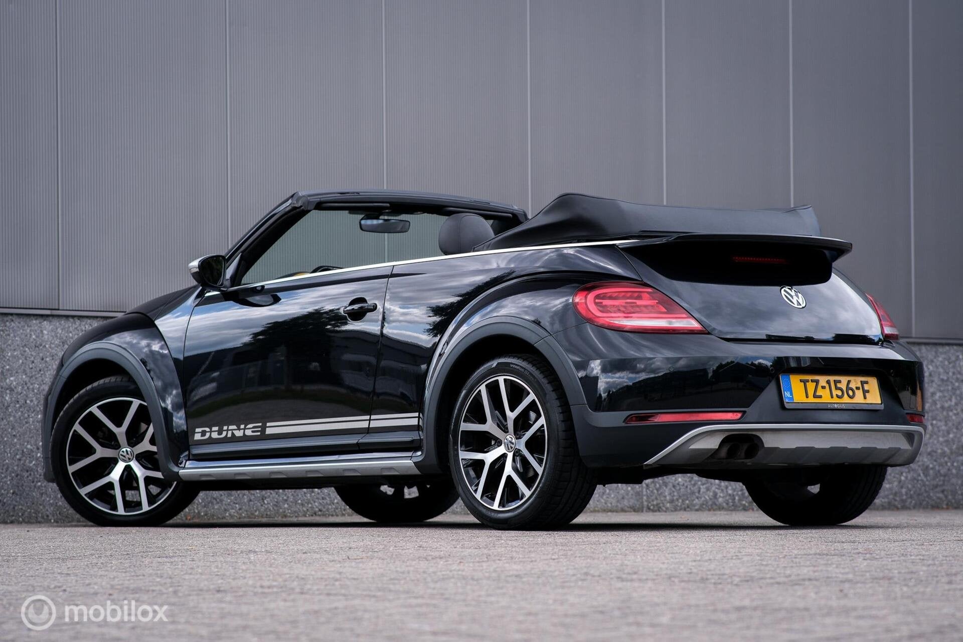Volkswagen Beetle Cabriolet 1.4 TSI Dune | Camera | Leder |, Dealer onderhouden, Gebruikt, 4 cilinders, 4 stoelen