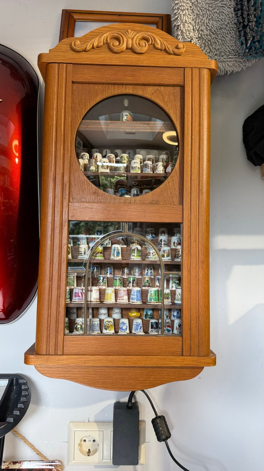 Vitrinekast met uitgebreide collectie vingerhoedjes