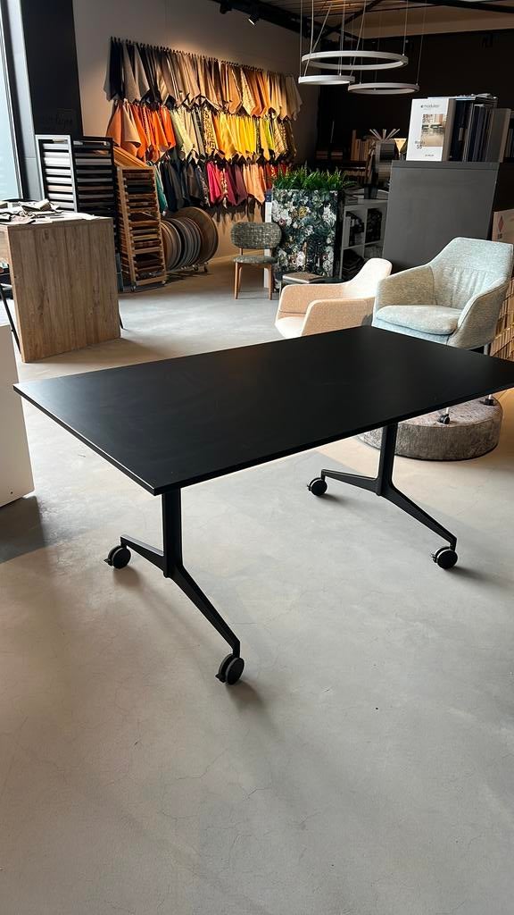 Pedrali klapbare tafel op wielen, zwart, zo goed als nieuw, Huis en Inrichting, Tafels | Eettafels, Zo goed als nieuw, Rechthoekig