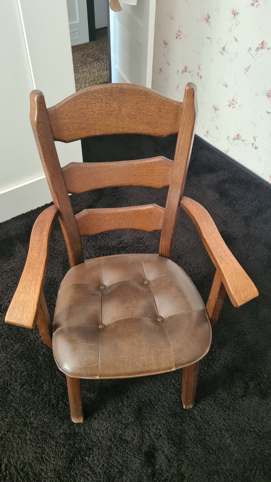 Eikenhouten stoel met leren zitting, Ophalen