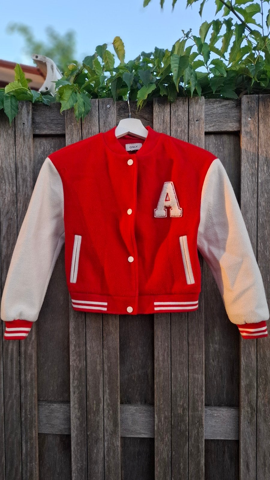 ONLY Varsity Jas Rood/Wit, Ophalen of Verzenden, Zo goed als nieuw, Meisje, Jas