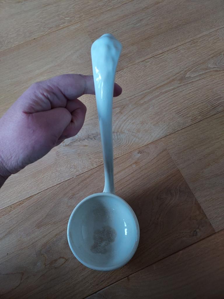 Antieke, gebroken witte aardewerk soeplepel, Ophalen of Verzenden