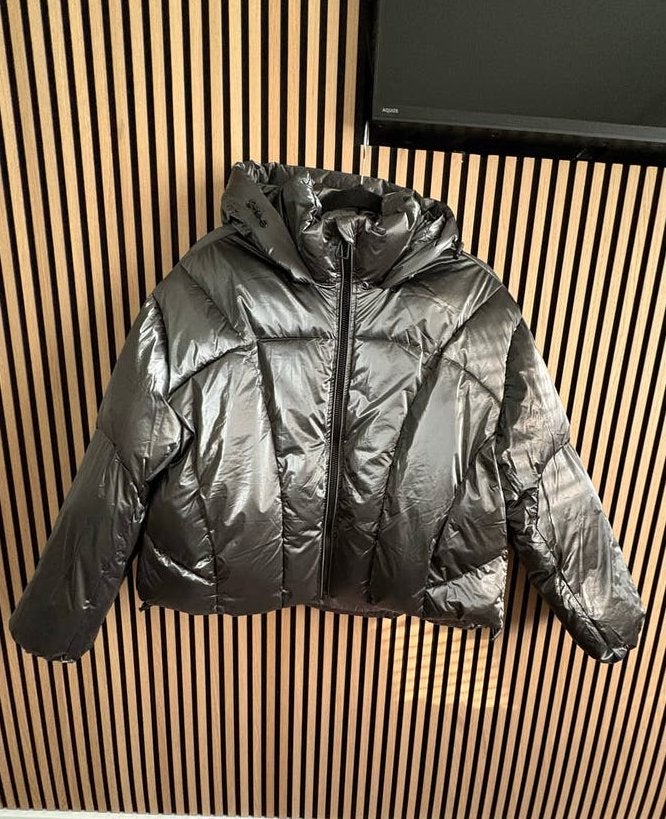 Glanzende puffer jas met capuchon, Ophalen of Verzenden, Nieuw, Maat 38/40 (M), Grijs