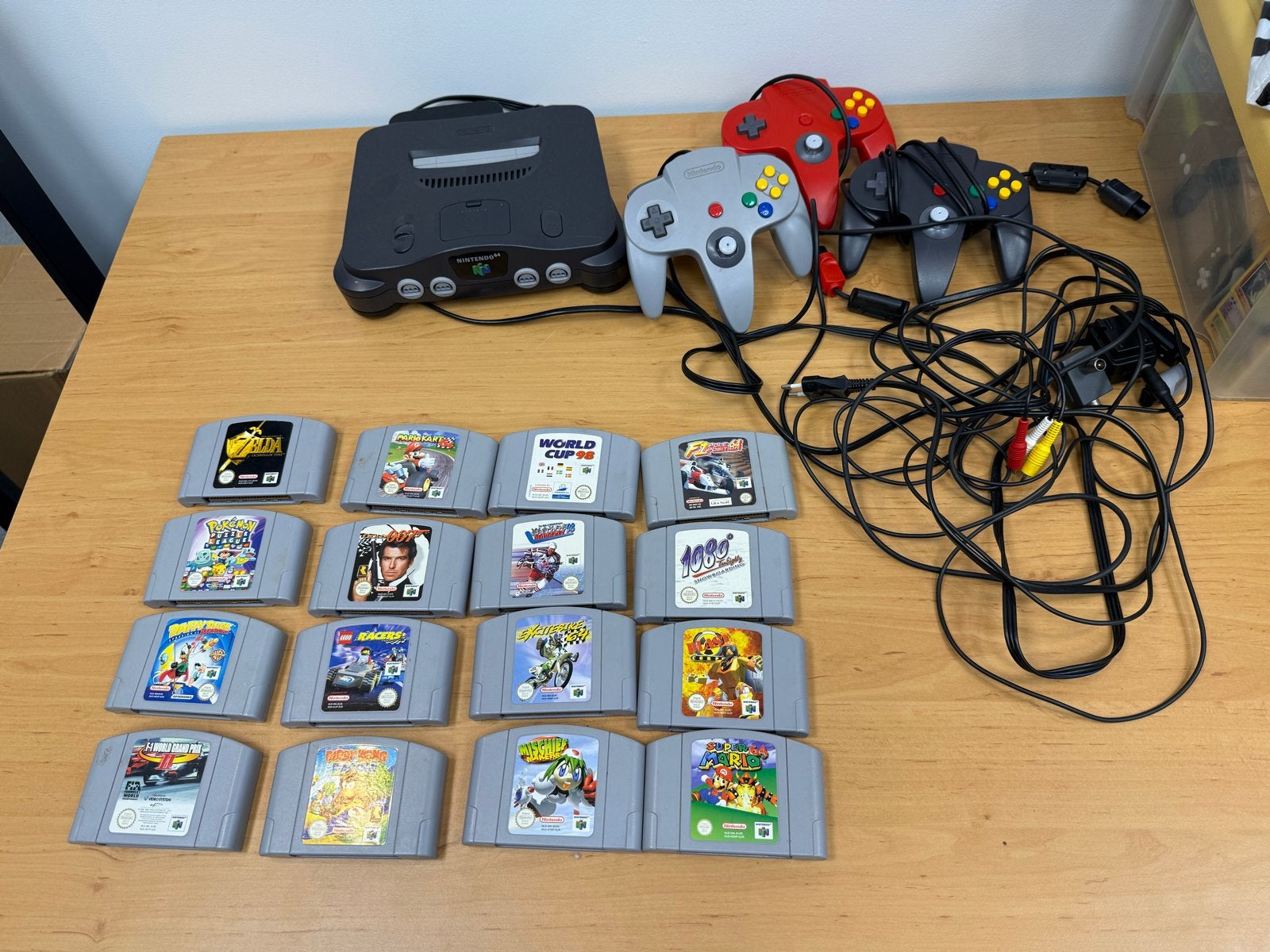Nintendo 64 Console met 3 controllers en 15 spellen, Gebruikt, Overige genres, Eén computer, Ophalen of Verzenden