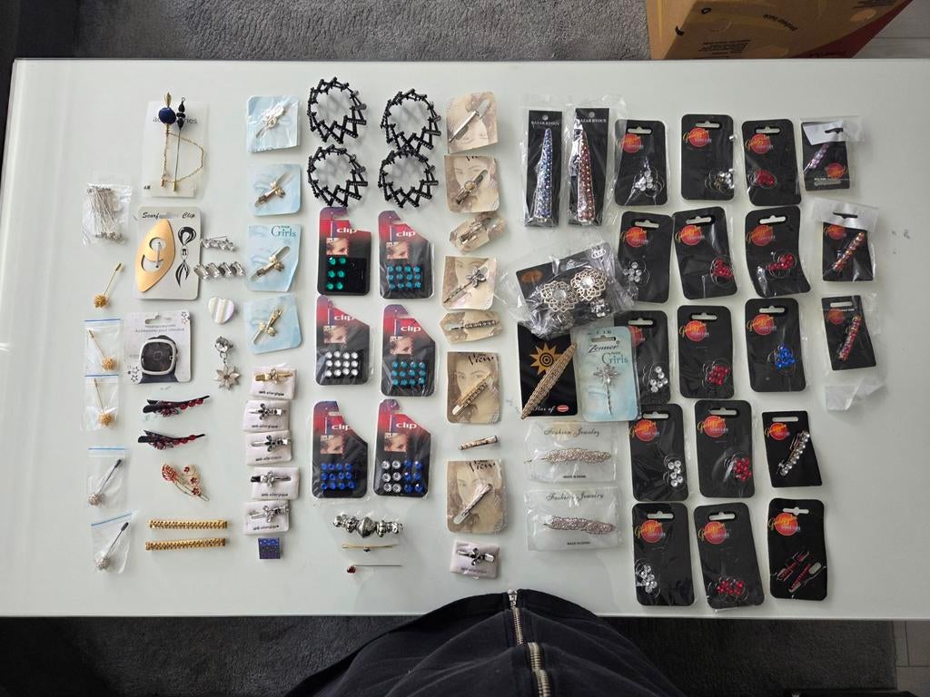 Partij diverse broches, haaraccessoires en sieraden, Diversen, Rommelmarktspullen, Nieuw, Ophalen