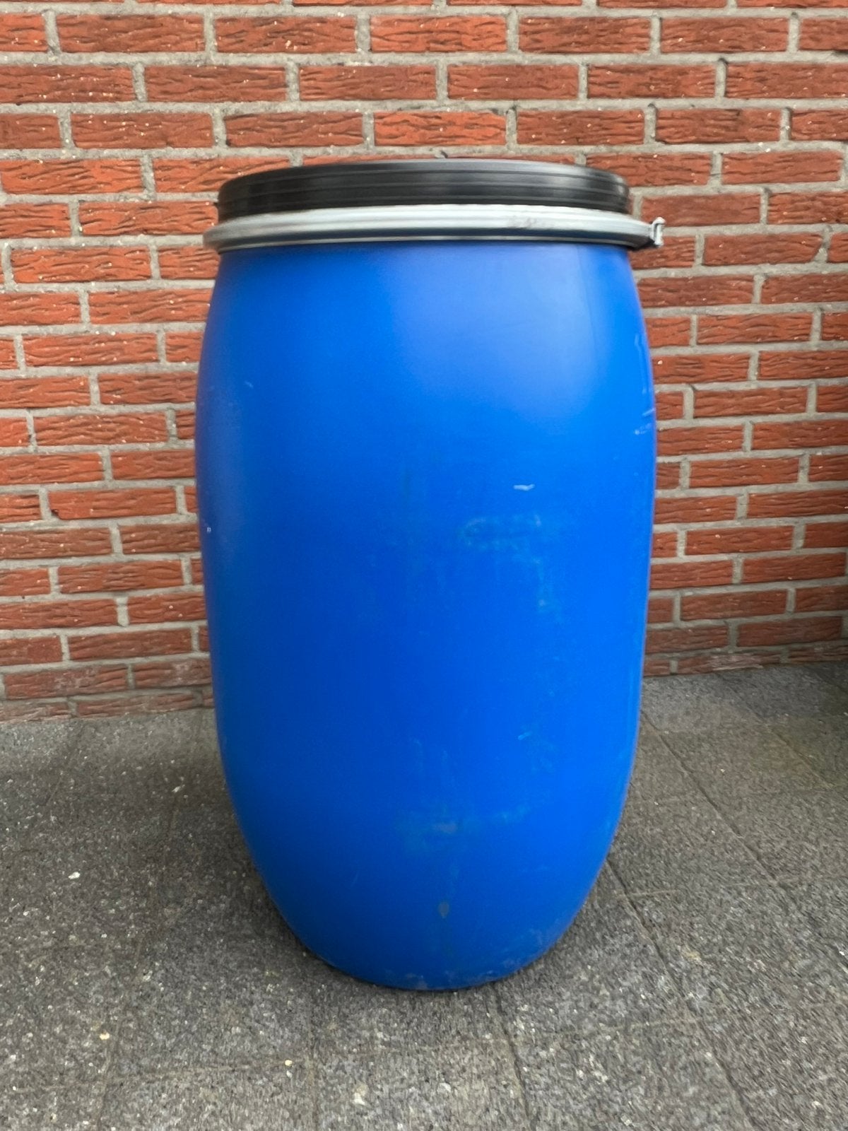 Vat blauw met klemband 120 liter, 75 tot 150 liter, Ophalen, Zo goed als nieuw