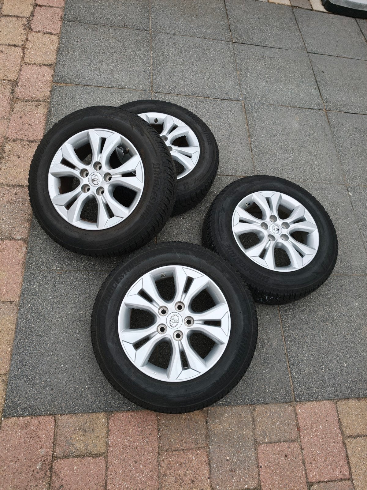 Winterbanden Toyota Corolla Cross, Ophalen, Gebruikt, 16 inch, Banden en Velgen