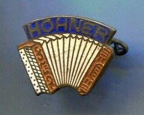 HOHNER Accordeon email op koper muziek broche ( P_224 ), Verzamelen, Speldjes, Pins en Buttons, Zo goed als nieuw, Speldje of Pin