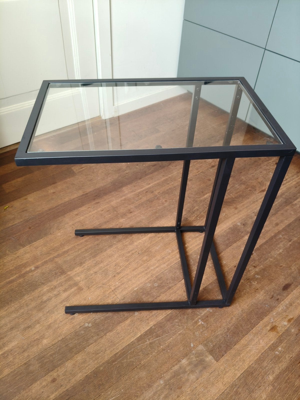 IKEA VITTSJÖ Laptophouder, zwart/glas, bijzet tafel, Ophalen, Modern, Industrieel, 55 tot 75 cm, 60 cm of meer