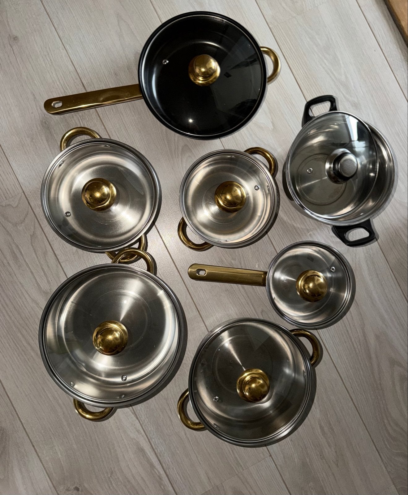 Pannenset met gouden handvatten en glazen deksels, Gebruikt, Antiaanbaklaag, Pannenset, Ophalen of Verzenden