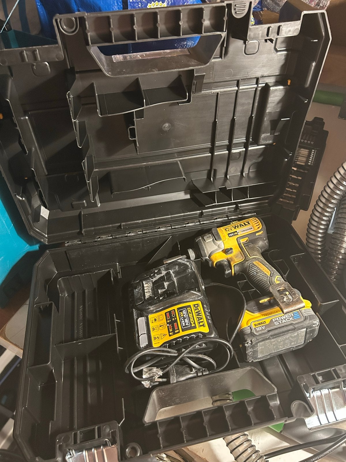 DeWalt Slagschroefmachine met accu en lader, Variabele snelheid, Ophalen of Verzenden, Boor- en Schroefmachine, Gebruikt