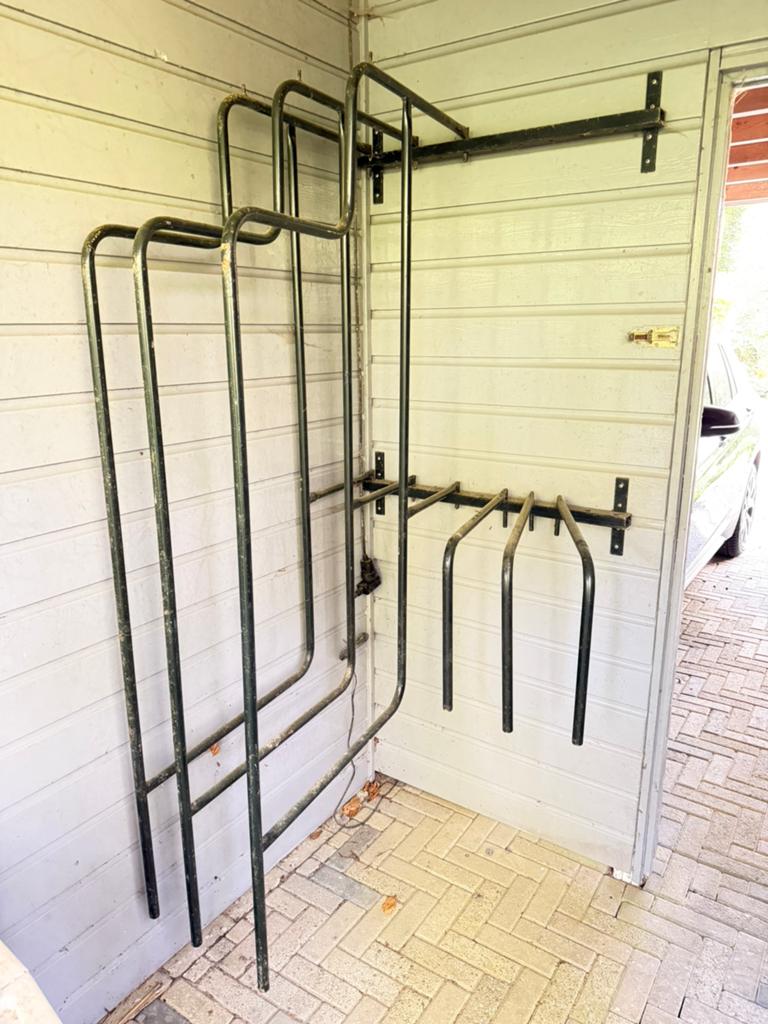Metalen wand dekenrek vr 6 paardendekens + zadeldekjes 180cm, Ophalen