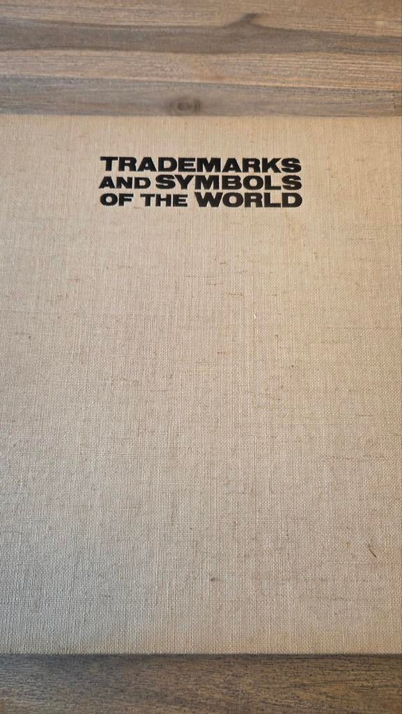 Trademarks and Symbols of the World - Yusaku Kamekura, Boeken, Ophalen of Verzenden, Zo goed als nieuw, Overige onderwerpen