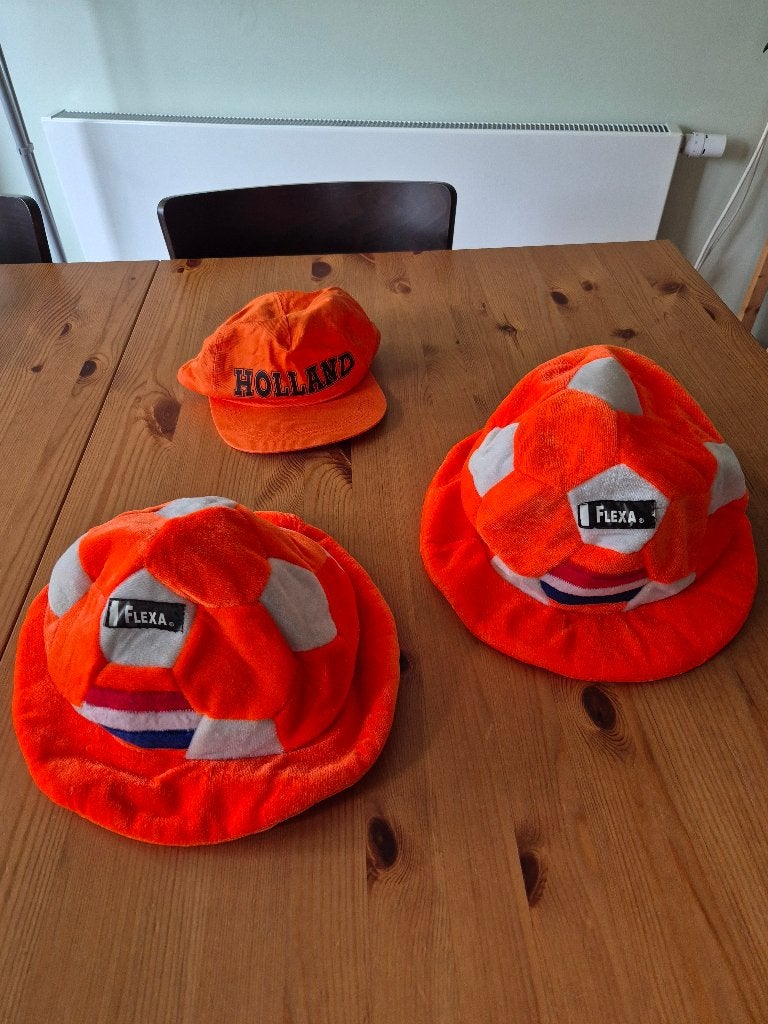 GRATIS ORANJE voetbal hoeden en pet, Ophalen of Verzenden, Zo goed als nieuw, Hoed of Pruik, Oranje of Koningsdag