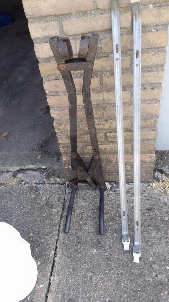Oud ijzer fietsen drager en radiator beugels, Doe-het-zelf en Verbouw, Metalen, Ophalen, Gebruikt