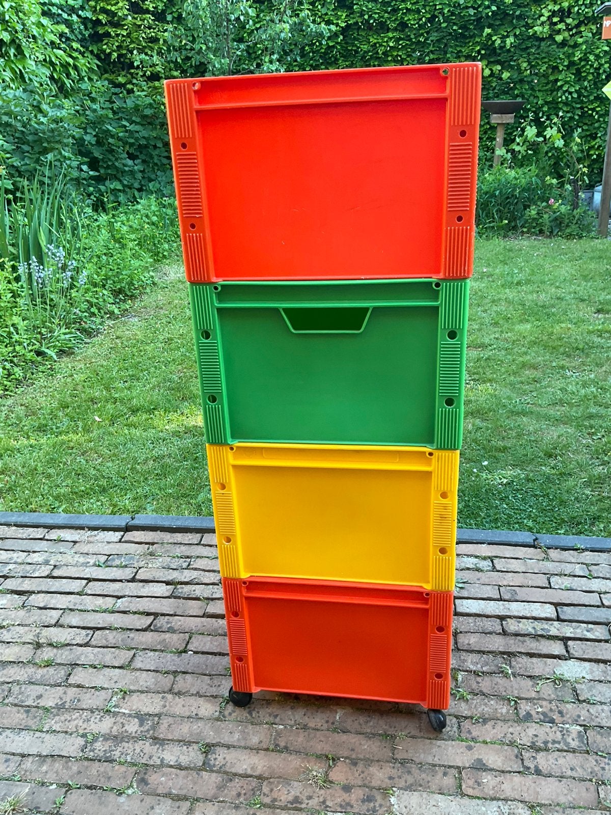 Tomado Hobbybox twee gele en twee oranje op wielen, Ophalen, Gebruikt, Vierkant