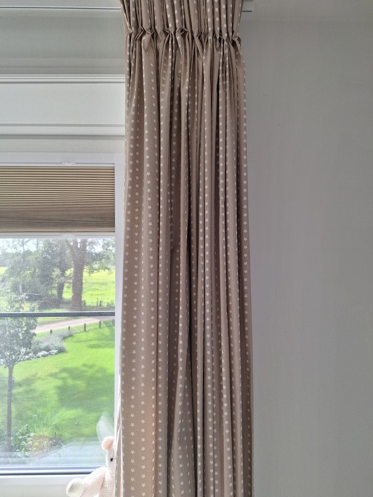 Taupe/wit gordijn met sterretjes, 194x120 cm, z.g.a.n., Ophalen of Verzenden, Zo goed als nieuw, Beige, Gordijn