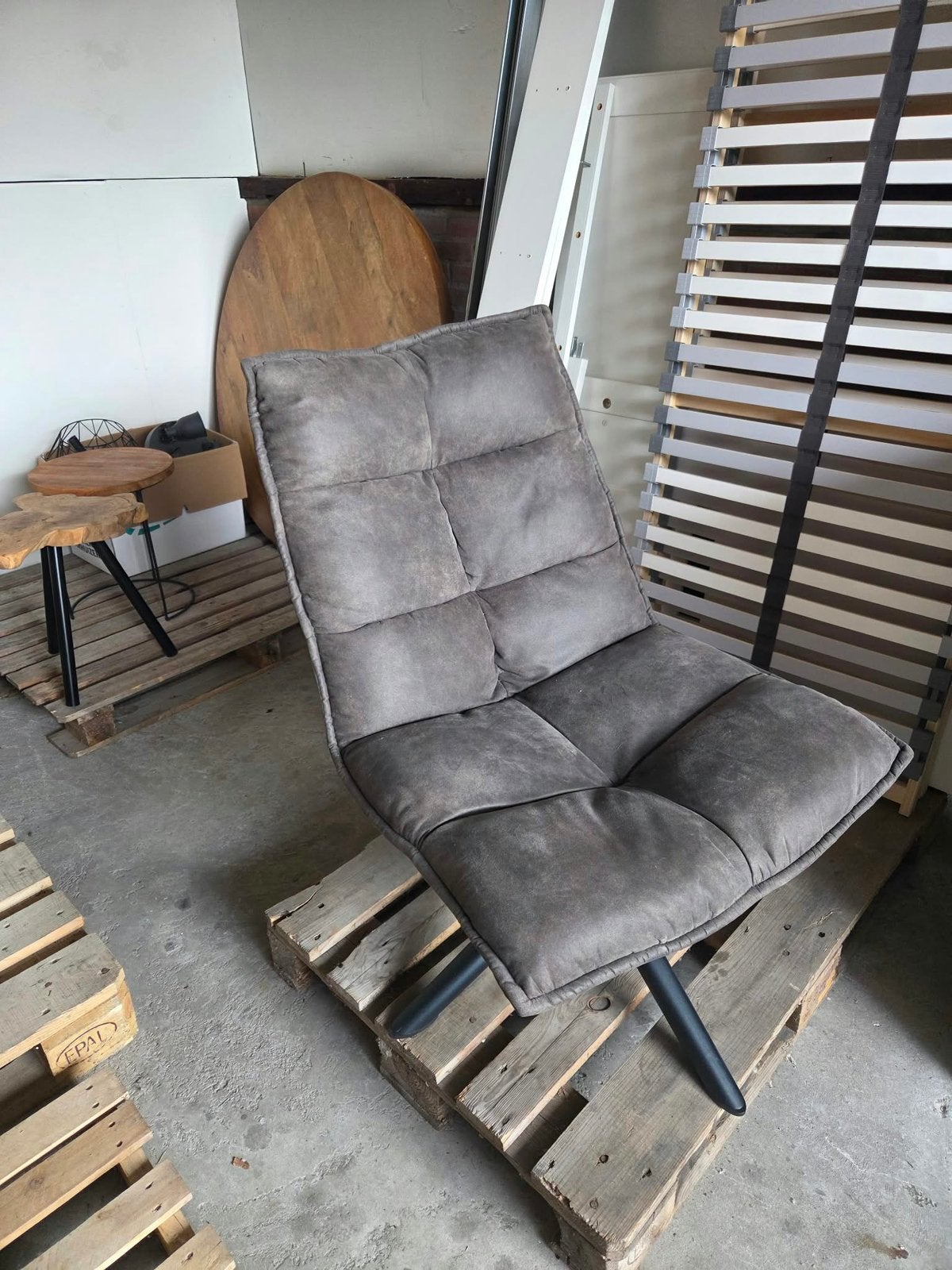 Nette fauteuil . Tevens 2 eetkamer stoelen te koop., Ophalen, Zo goed als nieuw, 50 tot 75 cm