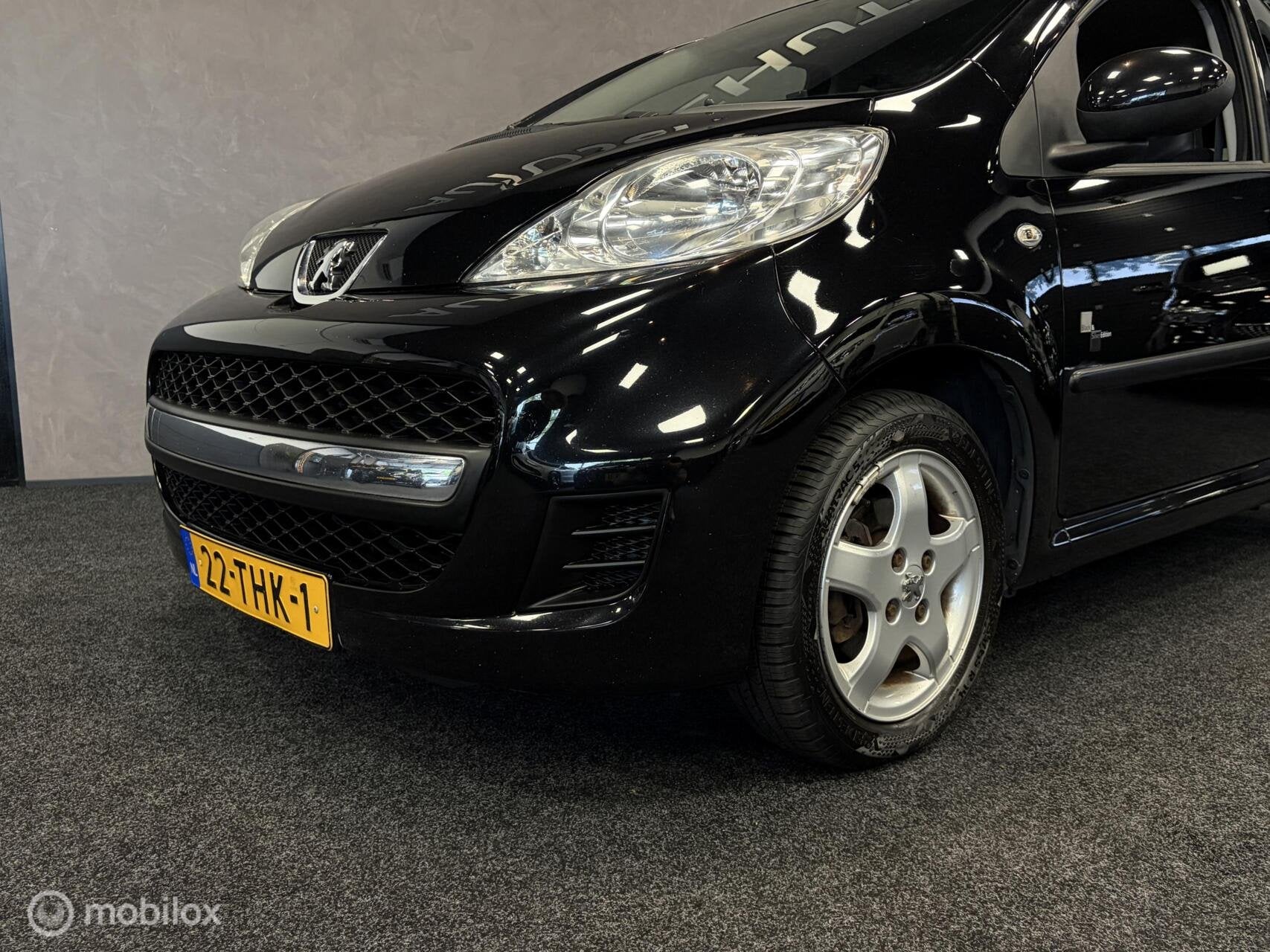 Peugeot 107 1.0-12V Black & Silver 5 DEURS / AIRCO / LMV / G, Auto's, Peugeot, Voorwielaandrijving, Euro 5, Gebruikt, Zwart