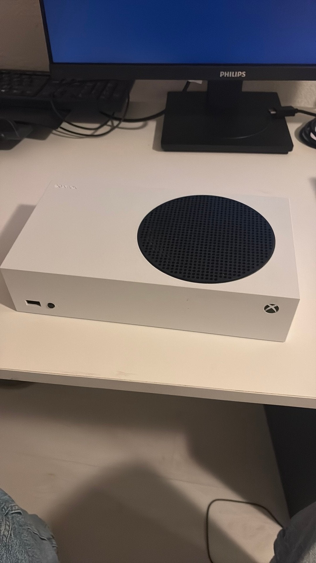 Foto 6 van Xbox series s met 2 controllers