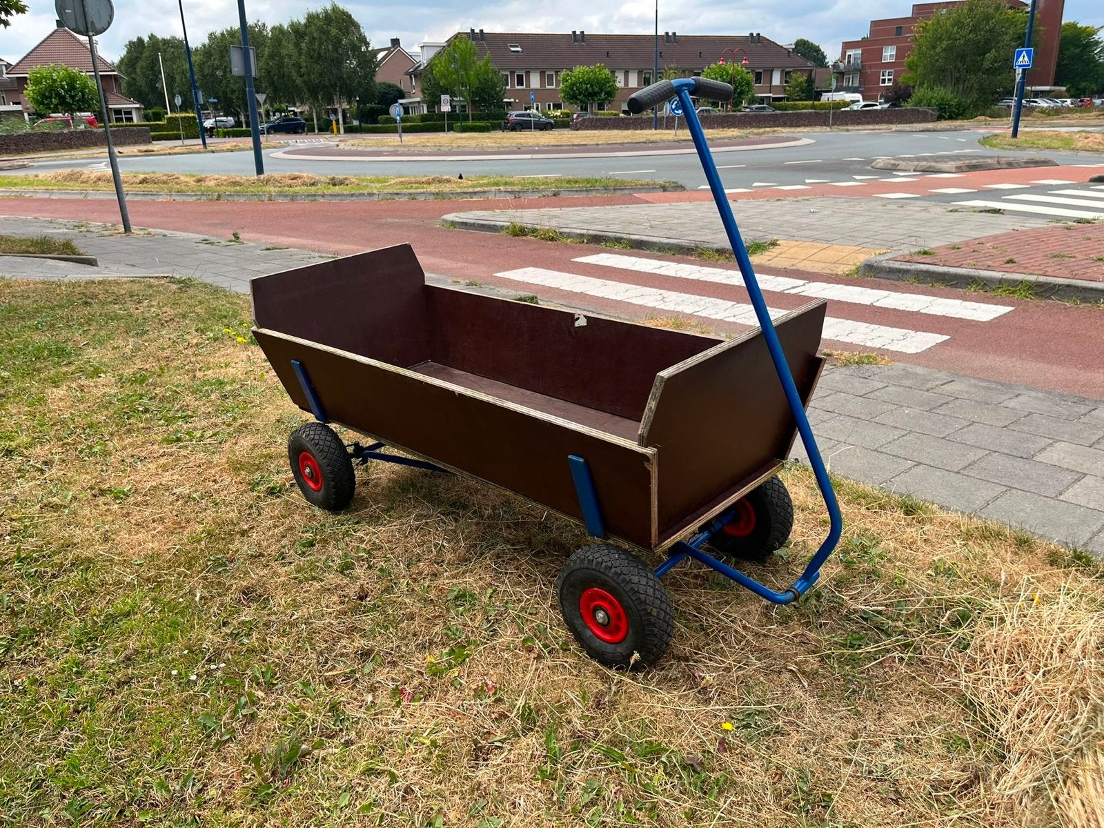 Stevige houten bolderkar met blauw metalen frame, Ophalen, Gebruikt