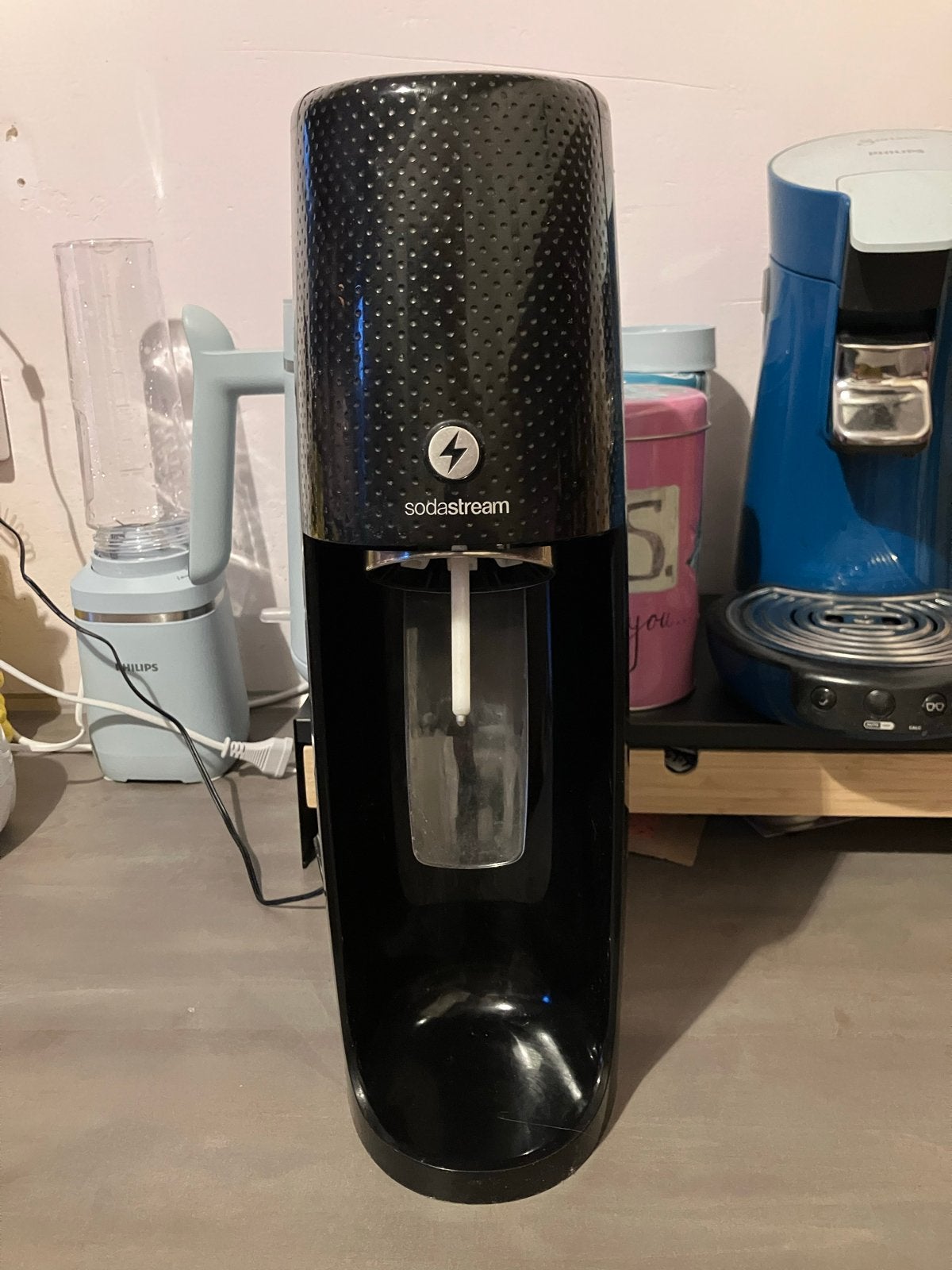 Zwarte elektronische Sodastream met CO2 cilinder, Ophalen of Verzenden, Gebruikt