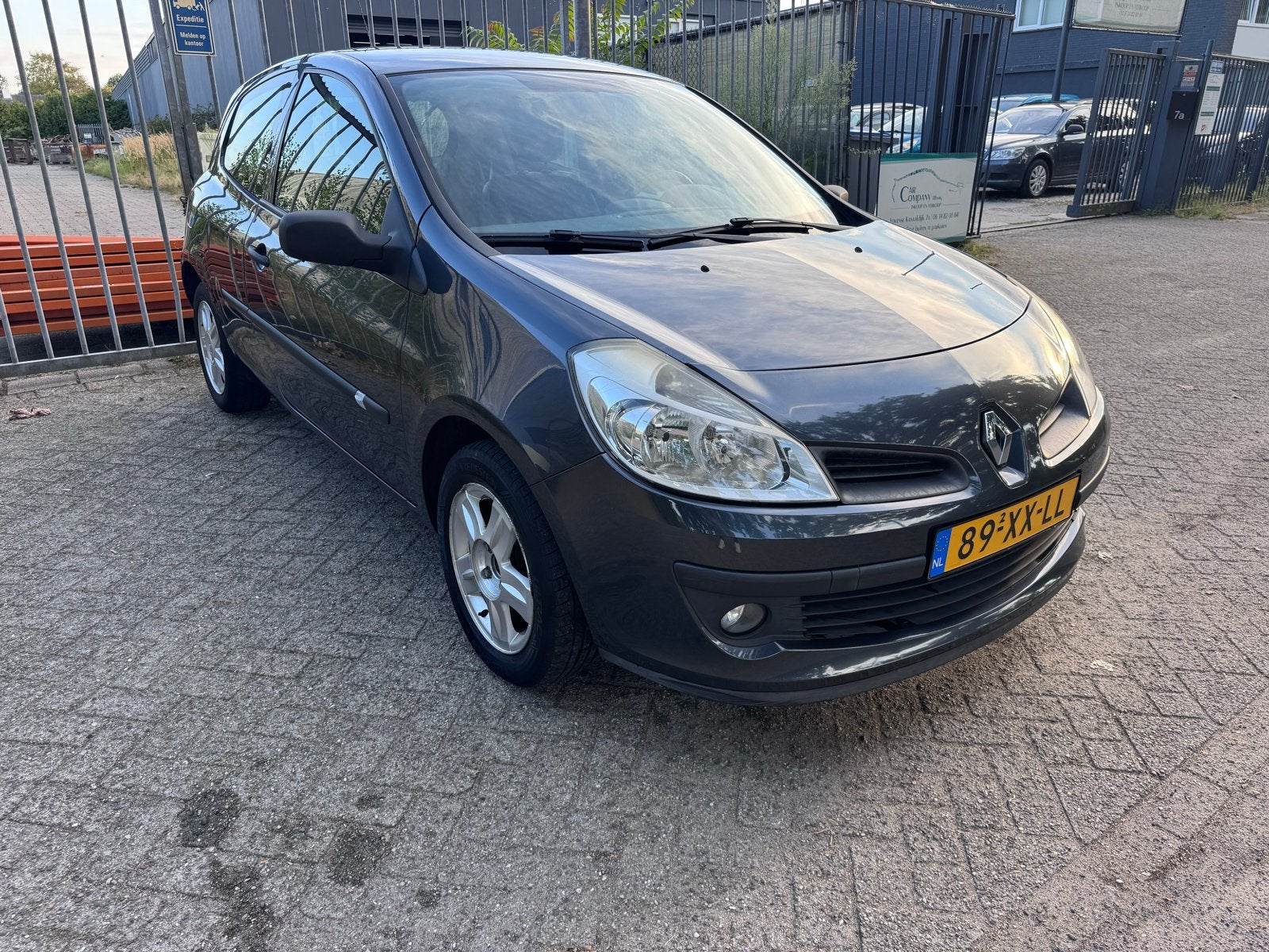 2007 Clio 1.2 75 pk AIRCO NIEUWE APK NETTE NL AUTO, Voorwielaandrijving, 535 kg, 74 pk, 4 cilinders