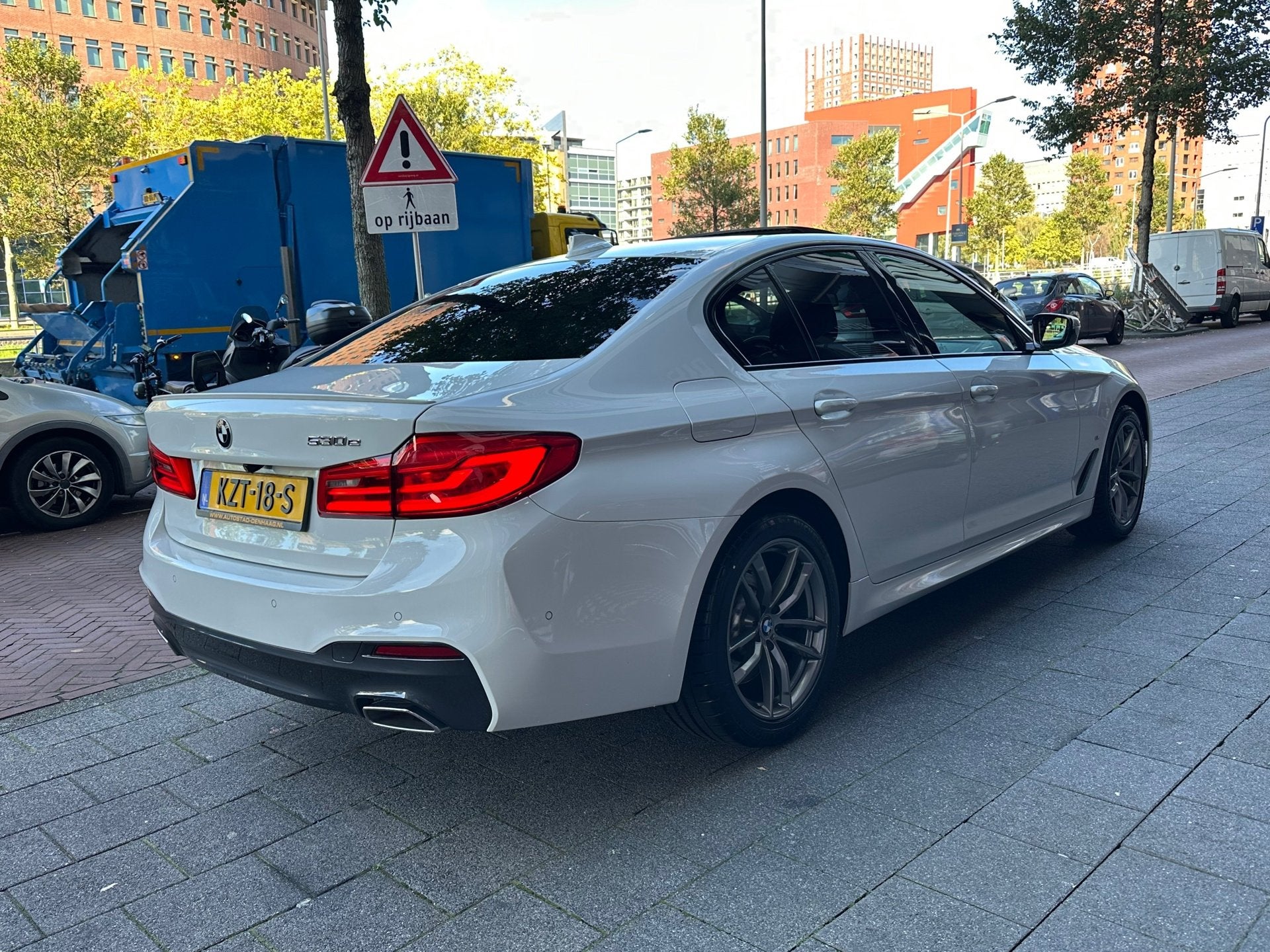 Foto 3 van BMW 5-serie 530e iPerformance High Executive M-Sport Schuifd