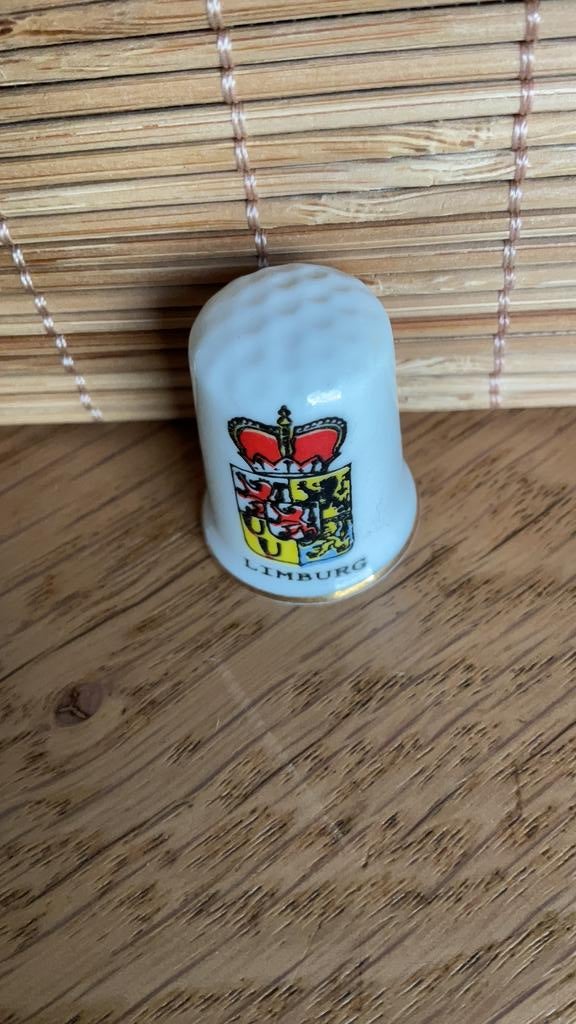 Limburg vingerhoed vingerhoedje vingerhoedjes vingerhoeden, Verzamelen, Verzenden, Nieuw, Porselein, Nederland