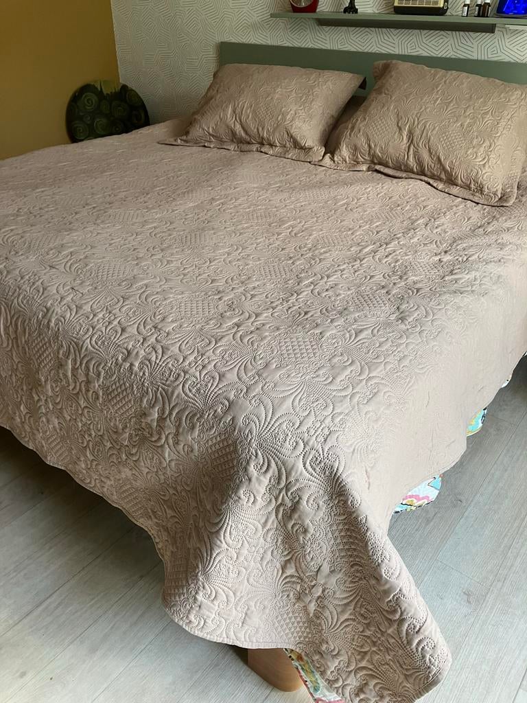 Sprei 260x250 zo goed als nieuw met bijpassende kussens, Ophalen of Verzenden, Zo goed als nieuw, Beige, Deken of Dekbed