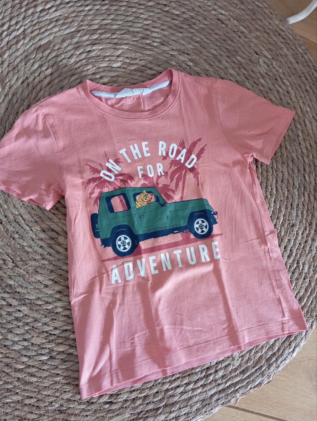 Oranje H&M T-shirt met tijger in jeep - Maat 122/128, Gebruikt, H&M, Ophalen of Verzenden, Shirt of Longsleeve