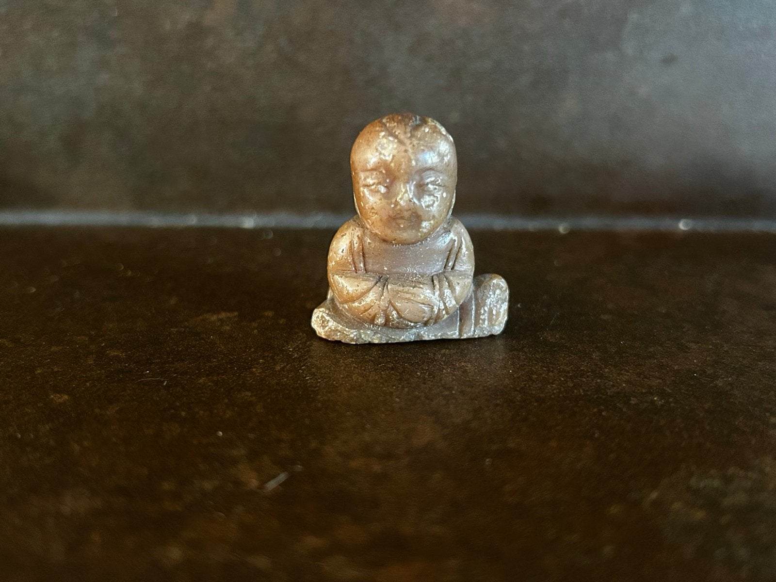 Antieke (spekstenen) Japanse Netsuke - Zittende Monnik, Steen/keramiek, Ophalen of Verzenden, Netsuke, Japan