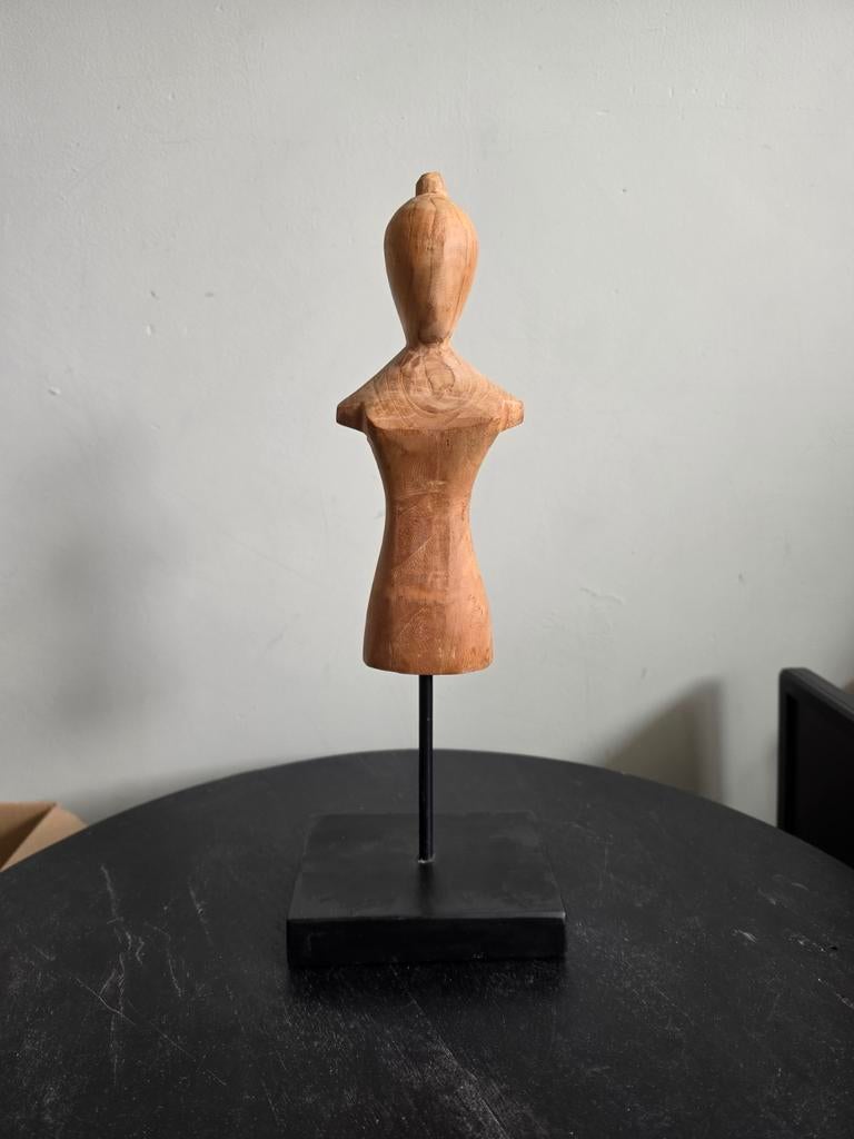 Houten beeldje op sokkel, Antiek en Kunst, Ophalen, 20 - 50 cm, Beeld, Hout