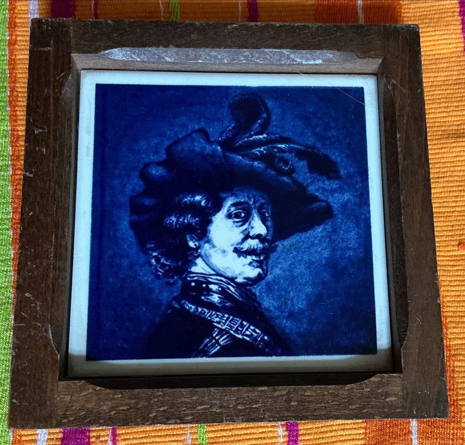 Ingelijste Delfts blauwe tegel: Rembrandt's Man met Baret, Ophalen of Verzenden
