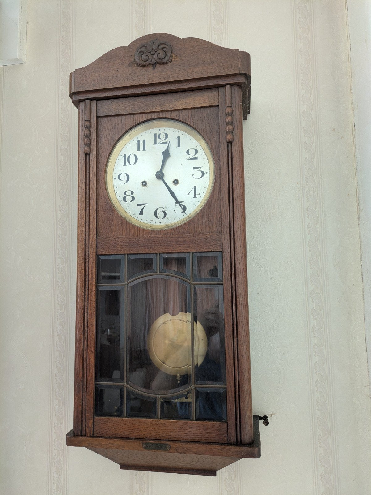 Antieke houten wandklok met slinger, Ophalen