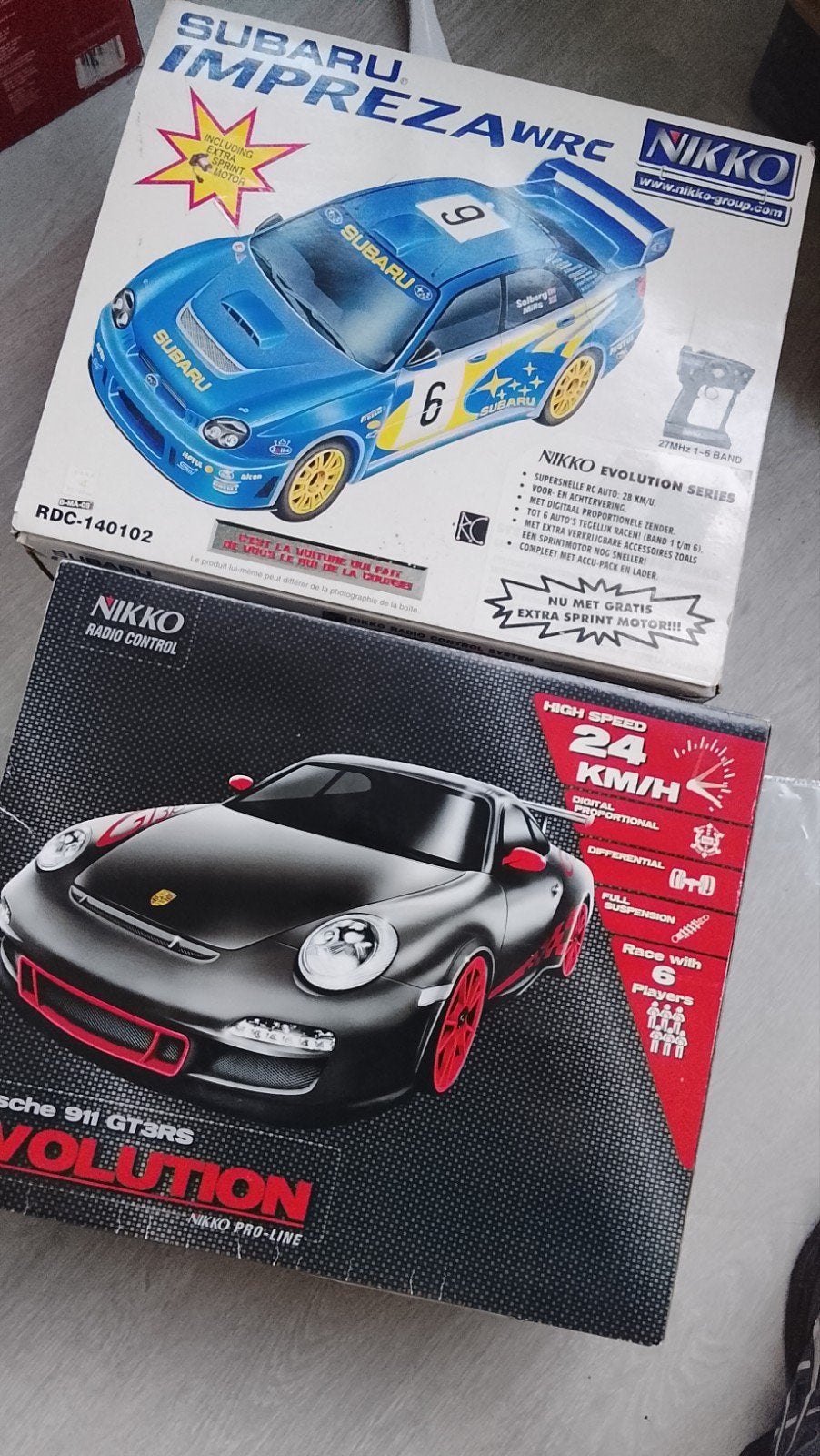 2 x Nikko in Ovp. Subaru en Porsche Gt3rs, Hobby en Vrije tijd, Ophalen of Verzenden, Groter dan 1:32, Auto, Overige merken