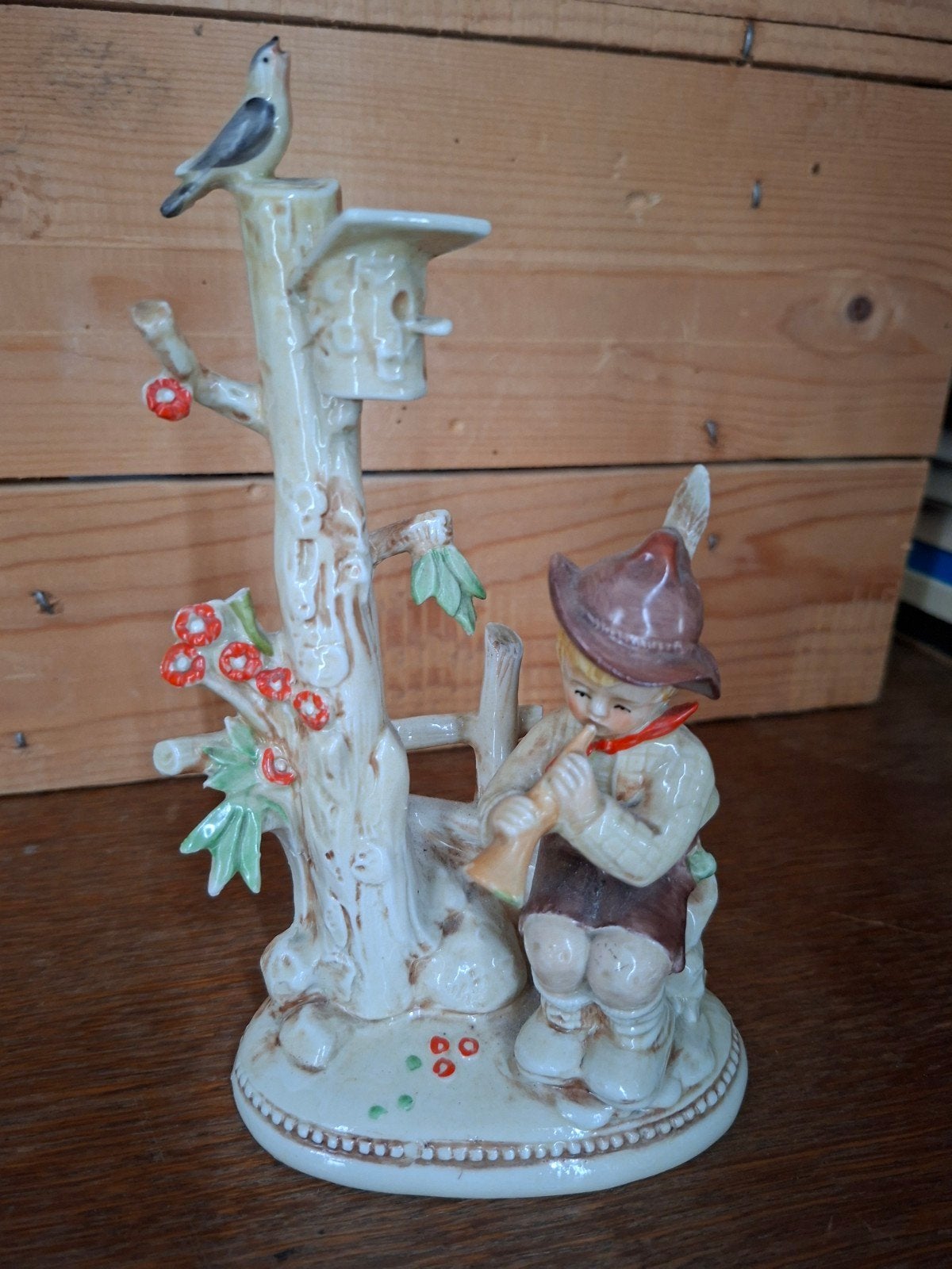Vintage porseleinen beeldje: jongen met fluit en vogel, Ophalen of Verzenden