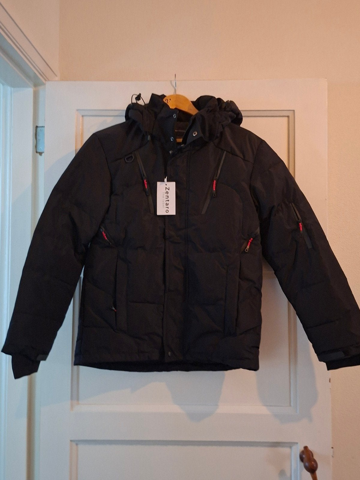 Gloednieuwe winterjas met afritsbare capuchon, Ophalen, Nieuw, Maat 38/40 (M), Zwart