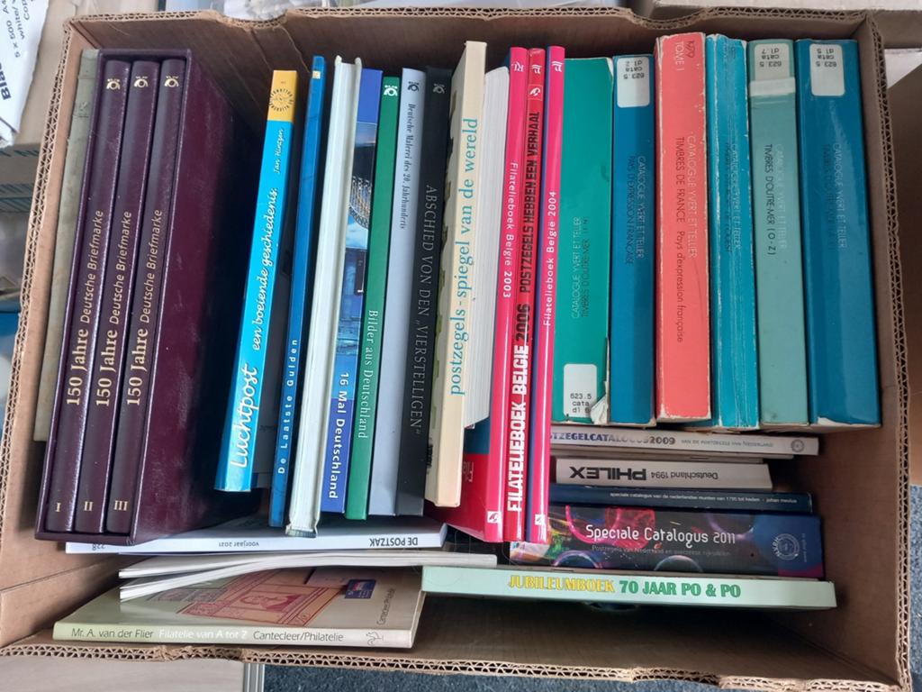 Diverse postzegelcatalogi en filatelieboeken, Postzegels en Munten, Postzegels | Toebehoren, Ophalen of Verzenden, Catalogus